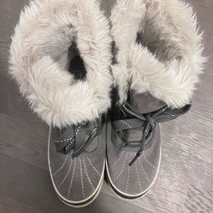 BARELY worn SOREL snow boots